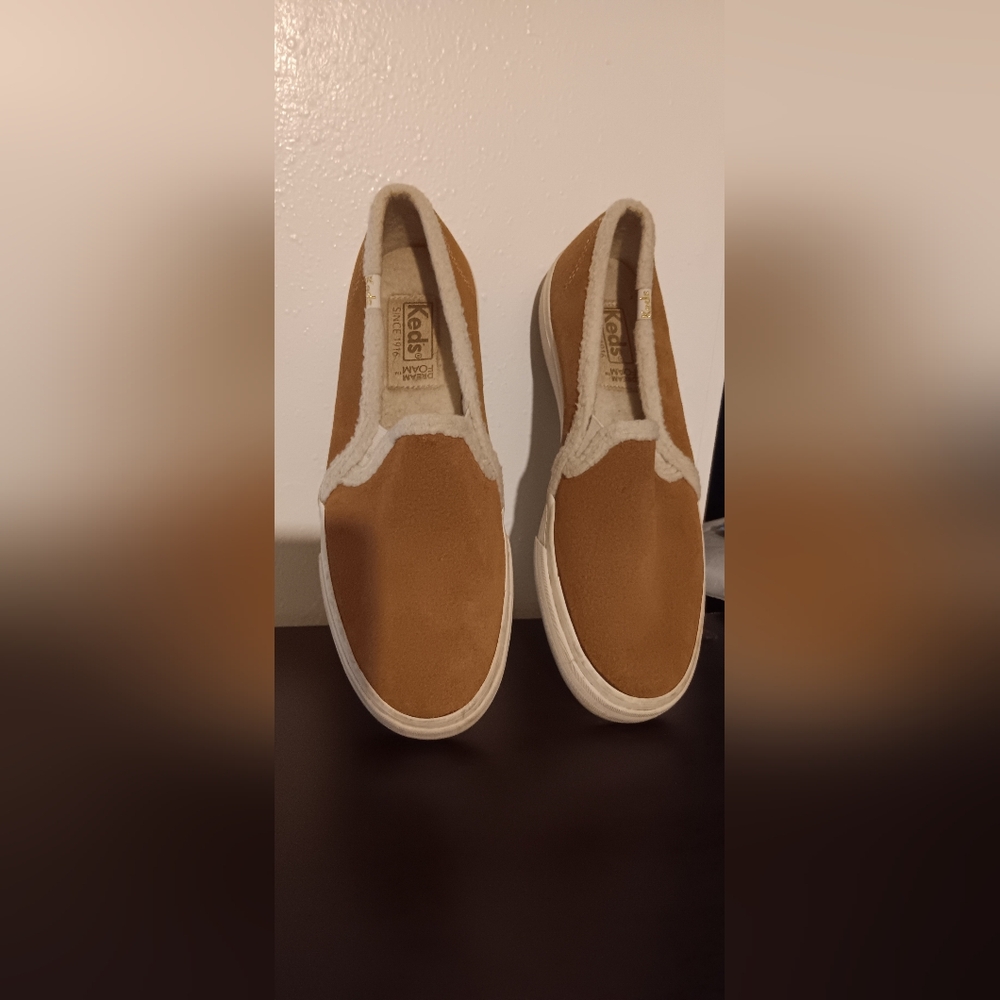 Womens tan/brown suede keds slip on shoes. Size 8 pre-owned, in good condition